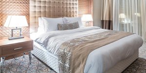 δωμάτιο ξενοδοχείου με κρεβάτι 