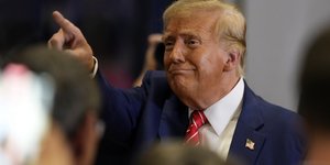 Ο πρώην Πρόεδρος των ΗΠΑ,Ο πρώην Πρόεδρος των ΗΠΑ, Ντόναλντ Τραμπ, χαιρετίζει τον κόσμο μετά από ομιλία του στην Αϊόβα, το Σάββατο 6 Ιανουαρίου 2024  Ντόναλντ Τραμπ, χαιρετίζει τον κόσμο μετά από ομιλία του κατά τη διάρκεια συγκέντρωσης δέσμευσης για την κοινοβουλευτική ομάδα, το Σάββατο 6 Ιανουαρίου 2024 