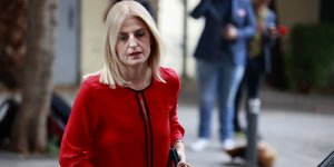Η Δώρα Αυγέρη με κόκκινο σακάκι