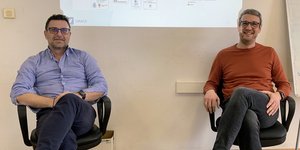 δυο αντρες σε καρεκλα γραφειου 