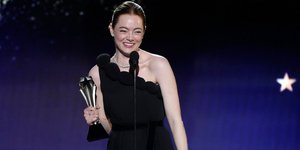 Η Έμα Στόουν παραλαμβάνει το βραβείο Α’ Γυναικείας Ερμηνείας στα Critics Choice Awards 