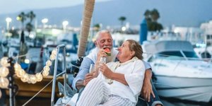 Αφίσα του ΕΟΤ που προσκαλεί συνταξιούχους στην Ελλάδα