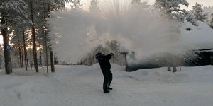 Οι πολικές θερμοκρασίες στη Φινλανδία παγώνουν ακόμα και... βραστό νερό στον αέρα