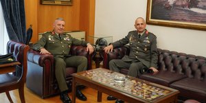Υποδοχή του νέου αρχηγού ΓΕΕΘΑ Δημήτρη Χούπη στο στρατόπεδο «Παπάγου»
