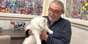 Ο ηθοποιός Νίνο Φρασίκα με τον γάτο του