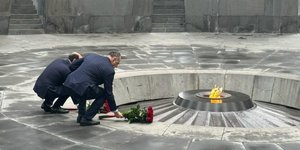 Ο Γιεραπετρίτης καταθέτει στεφάνι