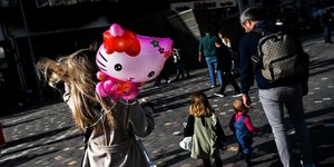 Οικογένεια περπατά στην πλατεία στο Μοναστηράκι