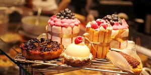 Γλυκά σε βιτρίνα ζαχαροπλαστείου