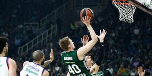 Ο Μάριους Γκριγκόνις σε σουτ με τη φανέλα του Παναθηναϊκού σε αγώνα της Euroleague