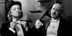 γυναικα με καπελο και παπιγιον 