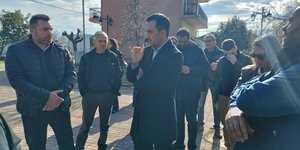 Ο Αλεξης Χαρίτσης συνομιλεί με κατοίκους σε χωριά στη Θεσσαλία