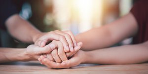 Δύο άνθρωποι που κρατιούνται από τα χέρια