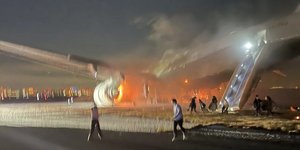 Στιγμιότυπο από την εκκένωση του φλεγόμενου αεροσκάφους της JAL στο Τόκιο