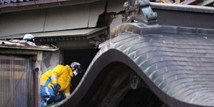 Διασώστες ψάχνουν επιζώντες στα χαλάσματα από τον σεισμό 7,6 Ρίχτερ στην Ιαπωνία