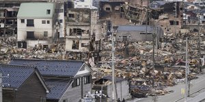 Κατεστραμμένα κτήρια στην Ουατζίμα της Ιαπωνίας μετά από πυρκαγιά που προκλήθηκε από το σεισμό- AP Images