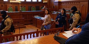 Η Ιλάρια Σάλις δεμένη χειροπόδαρα σε δικαστήριο στην Ουγγαρία