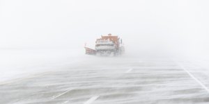 Εκχιονιστικό εν δράσει σε αυτοκινητόδρομο στις ΗΠΑ