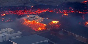 Τουλάχιστον τρία σπίτια καταστράφηκαν από τη λάβα μετά τις νέες εκρήξεις του ηφαιστείου στην Ισλανδία