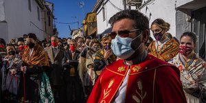 Ισπανοί με μάσκες και παραδοσιακές στολές