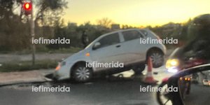 Λεωφόρος Φυλής: Ανοιξε ο δρόμος και «κατάπιε» αυτοκίνητο -Μεγάλο μποτιλιάρισμα [εικόνες]