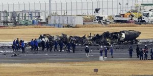 Ό,τι απέμεινε από το αεροσκάφος της JAL στο αεροδρόμιο Χανέντα του Τόκιο