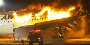 Το αεροπλάνο της Japan Airlines στις φλόγες