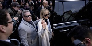 H Τζιν Κάρολ επιβιβάζεται σε αυτοκίνητο και χαιρετάει κόσμο