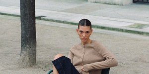 γυναίκα με γκρι πουλόβερ και μίνι φούστα