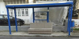 Ο καναπές στη στάση του ΟΑΣΘ στην Περαία