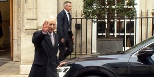 Ο βασιλιάς Κάρολος φεύγει από το νοσοκομείο μετά την επέμβαση στον προστάτη