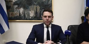 O Στέφανος Κασσελάκης στο γραφείο του στη Βουλή