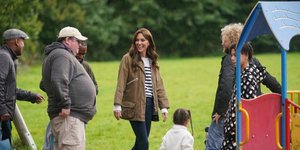 Από τη βασίλισσα Ελισάβετ και τη Νταιάνα μέχρι την Κέιτ Μίντλετον -Πώς ένα βρετανικό brand έγινε must-have της μόδας