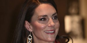 Η Κέιτ Μίντλετον με κόκκινο σακάκι