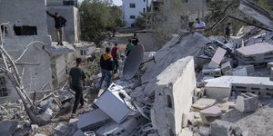 Παλαιστίνιοι επιθεωρούν το κατεδαφισμένο σπίτι της οικογένειας του Saleh al-Arouri, στο χωριό Arura της Δυτικής Όχθης