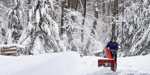 Ατομο καθαρίζει το χιόνι
