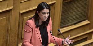 Η Νίκη Κεραμέως με σομόν σακάκι στη Βουλή