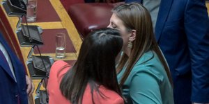 Η Νίκη Κεραμέως και η Ζωή Κωνσταντοπούλου ανταλάσσουν ασπασμούς