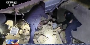 Έρευνα για επιζώντες στα ερείπια κτιρίου που ισοπέδωσε ο σεισμός των 7,1 Ρίχτερ στη δυτική Κίνα