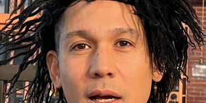 Ο Σωτήρης Κοντιζάς πόζαρε με την πιο απίθανη περούκα 