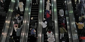 κυλιόμενες σκαλες στη σειρα