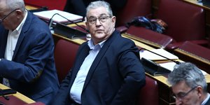 Δημήτρης Κουτσούμπας κατι κοιταει στη Βουλη