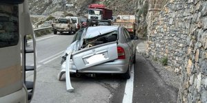 Το ΙΧ με τους δύο επιβαίνοντες που έπεσε ο βράχος στο Κουρταλιώτικο φαράγγι
