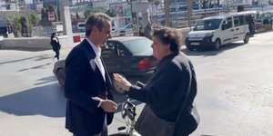 Ο Κυριάκος Μητσοτάκης συνομιλεί με γυναίκα που κάνει ποδήλατο στα Χανιά