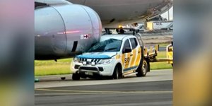 Σύγκρουση αυτοκινήτου με αεροπλάνο 