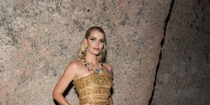 Η λαίδη Κίτι Σπένσερ με χρυσή τουαλέτα