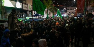Παλαιστίνιοι με σημαίες της Χαμάς