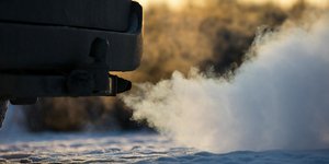 Καπνός από την εξάτμιση του αυτοκινήτου