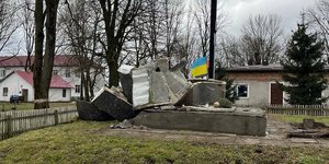 Η περιφέρεια Λβιβ της Ουκρανίας ανακοινώνει πως έγινε η πρώτη στη χώρα που αφαίρεσε «όλα» τα μνημεία της σοβιετικής εποχής