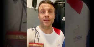 Ο Γάλλος πρόεδρος Εμανουέλ Μακρόν με γάντια του μποξ περασμένα στους ώμους