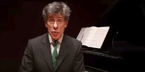 Ο μαέστρος Γιαν Λέιθαμ Κένιγκ, που κατηγορείται για σεξουαλικές παραβάσεις σε βάρος ανηλίκου